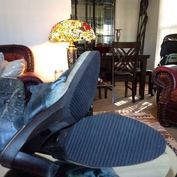 vintage icon wearable art distressed denim pug dog clogs size 8.5 - Picture 5 of 5